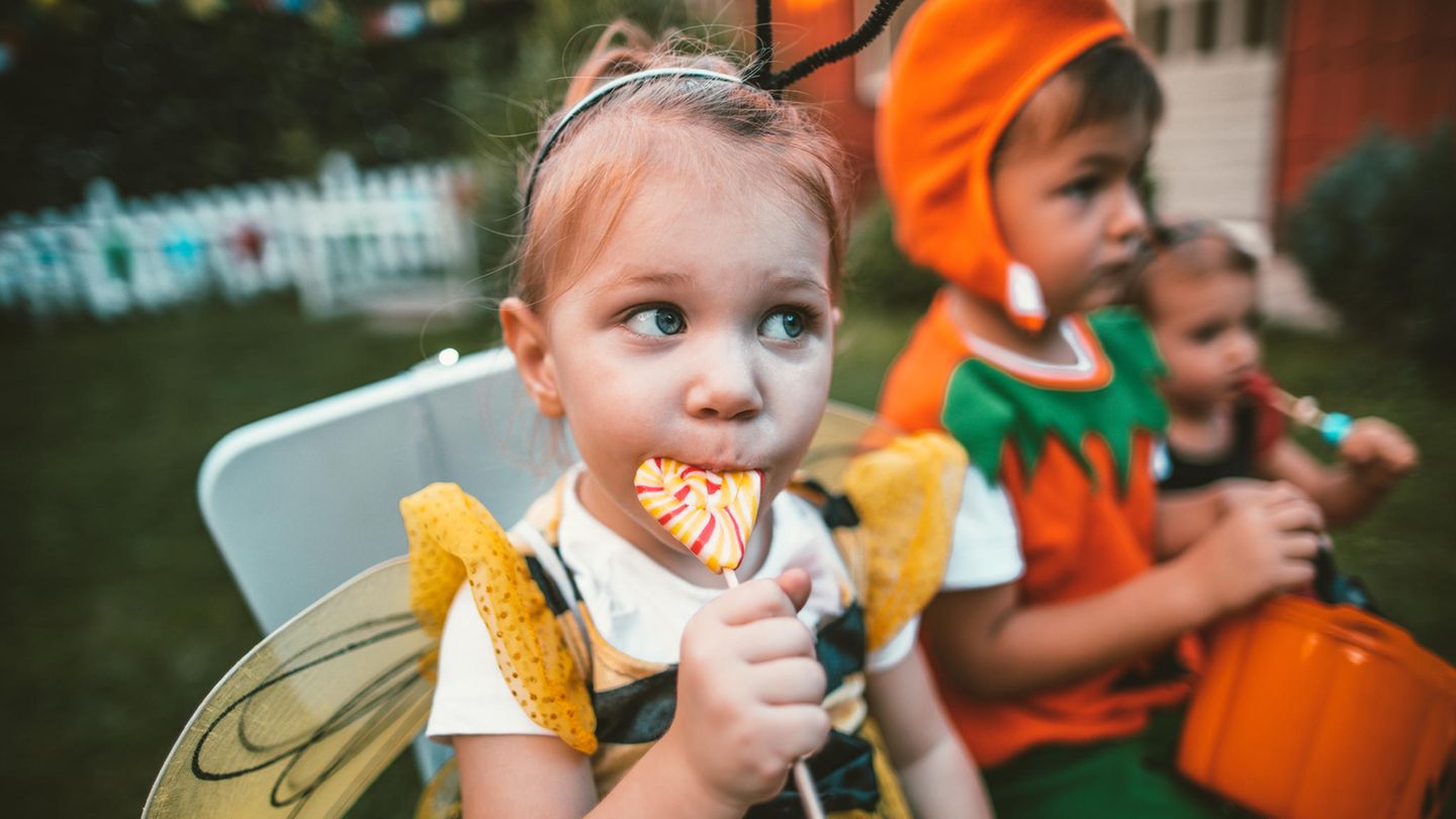 Ein kleines Mädchen isst einen Lolli