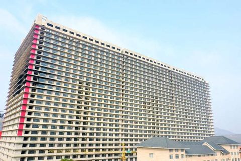 Von außen erinnert das Gebäude an ein Hotel.