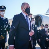 Olaf Scholz (SPD) reist erstmalig in seiner Rolle als Bundeskanzler nach China. Hier bei der Ankunft am Flughafen Peking. 