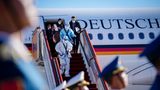 Mitarbeiter der chinesischen Regierung in Vollschutzanzügen verlassen dem Airbus A340 der Luftwaffe
