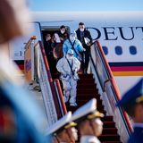 Mitarbeiter der chinesischen Regierung in Vollschutzanzügen verlassen dem Airbus A340 der Luftwaffe