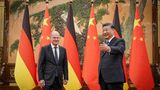 Chinas Präsident Xi Jinping (r) begrüßt den Kanzler