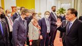 Li Keqiang (r) begrüßt die deutsche Delegation