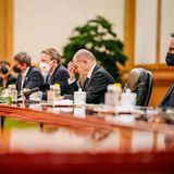 Olaf Scholz mit seiner Delegation am Gesprächstisch in China
