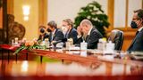 Olaf Scholz mit seiner Delegation am Gesprächstisch in China
