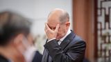 Bundeskanzler Olaf Scholz (SPD) gibt in der Hebeihalle der Großen Halle des Volkes eine Pressekonferenz
