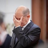 Bundeskanzler Olaf Scholz (SPD) gibt in der Hebeihalle der Großen Halle des Volkes eine Pressekonferenz