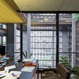 Das Ford Foundation Building wurde sowohl nach seiner Fertigstellung als auch nach der Renovierung von den Kritikern für sein Design gelobt. Die New York City Landmarks Preservation Commission hat das Gebäude und sein Atrium 1997 als Wahrzeichen der Stadt ausgewiesen. bei der Renovierung wurde der Garten im Erdgeschoss als öffentliche Einrichtung mit barrierefreien Gartenwegen neugestaltet und ein Tast- und Duftgarten für Hör- und Sehbehinderte geschaffen. Jedes Büro verfügt außerdem über ein öffnendes Fenster, das entweder zur Straße oder in das grüne Atrium hinausgeht. Für New York bei weitem keine Selbstverständlichkeit. 
