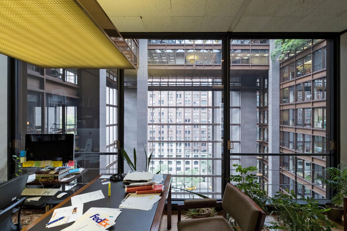 Das Ford Foundation Building wurde sowohl nach seiner Fertigstellung als auch nach der Renovierung von den Kritikern für sein Design gelobt. Die New York City Landmarks Preservation Commission hat das Gebäude und sein Atrium 1997 als Wahrzeichen der Stadt ausgewiesen. bei der Renovierung wurde der Garten im Erdgeschoss als öffentliche Einrichtung mit barrierefreien Gartenwegen neugestaltet und ein Tast- und Duftgarten für Hör- und Sehbehinderte geschaffen. Jedes Büro verfügt außerdem über ein öffnendes Fenster, das entweder zur Straße oder in das grüne Atrium hinausgeht. Für New York bei weitem keine Selbstverständlichkeit. 