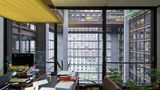 Das Ford Foundation Building wurde sowohl nach seiner Fertigstellung als auch nach der Renovierung von den Kritikern für sein Design gelobt. Die New York City Landmarks Preservation Commission hat das Gebäude und sein Atrium 1997 als Wahrzeichen der Stadt ausgewiesen. bei der Renovierung wurde der Garten im Erdgeschoss als öffentliche Einrichtung mit barrierefreien Gartenwegen neugestaltet und ein Tast- und Duftgarten für Hör- und Sehbehinderte geschaffen. Jedes Büro verfügt außerdem über ein öffnendes Fenster, das entweder zur Straße oder in das grüne Atrium hinausgeht. Für New York bei weitem keine Selbstverständlichkeit. 
