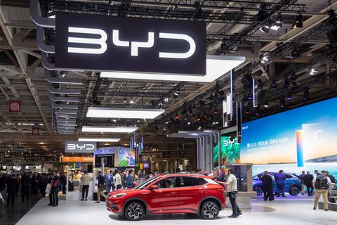 BYD präsentiert seine Fahrzeuge auf dem Pariser Autosalon, bevor es zum Europa-Marktstart kommen soll