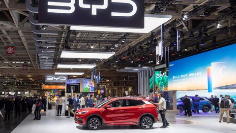 BYD präsentiert seine Fahrzeuge auf dem Pariser Autosalon, bevor es zum Europa-Marktstart kommen soll