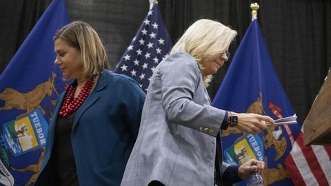Liz Cheney (rechts) im Wahlkampf mit Elissa Slotkin (links)