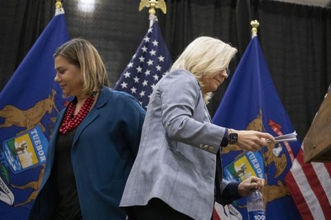 Liz Cheney (rechts) im Wahlkampf mit Elissa Slotkin (links)