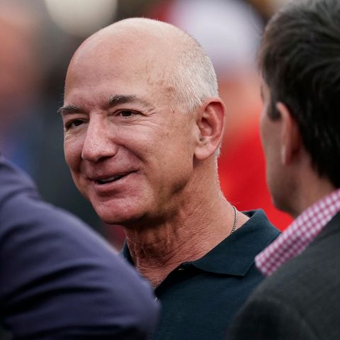 Jeff Bezos, ein Mann mit Glatze, lächelt