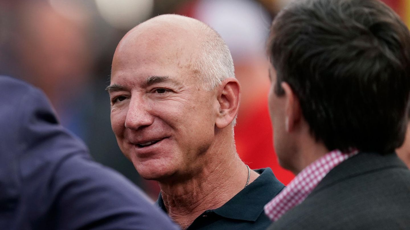 Jeff Bezos, ein Mann mit Glatze, lächelt
