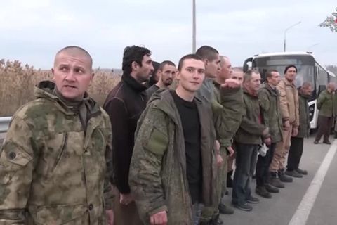 Video: Russland und Ukraine tauschen Hunderte Gefangene aus