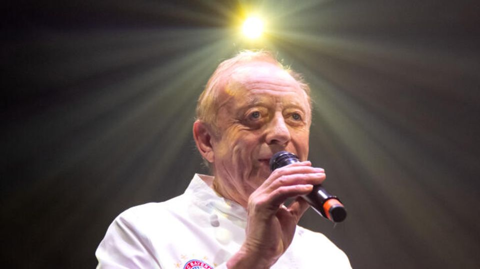 Alfons Schuhbeck singt "Sweet Caroline" und lässt sich feiern