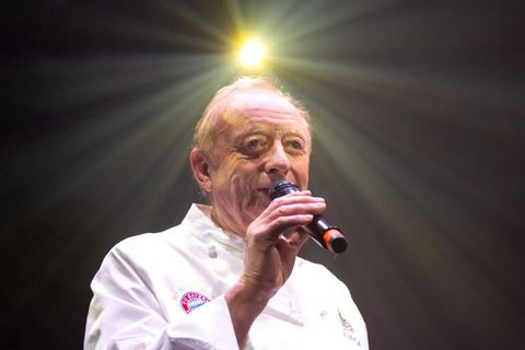 Alfons Schuhbeck singt "Sweet Caroline" und lässt sich feiern