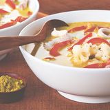 Schale mit Blumenkohl-Kokos-Suppe