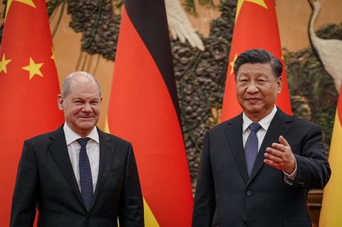 Xi Jinping (r), Präsident von China, empfängt Bundeskanzler Olaf Scholz (SPD) in der Osthalle der Großen Halle des Volkes