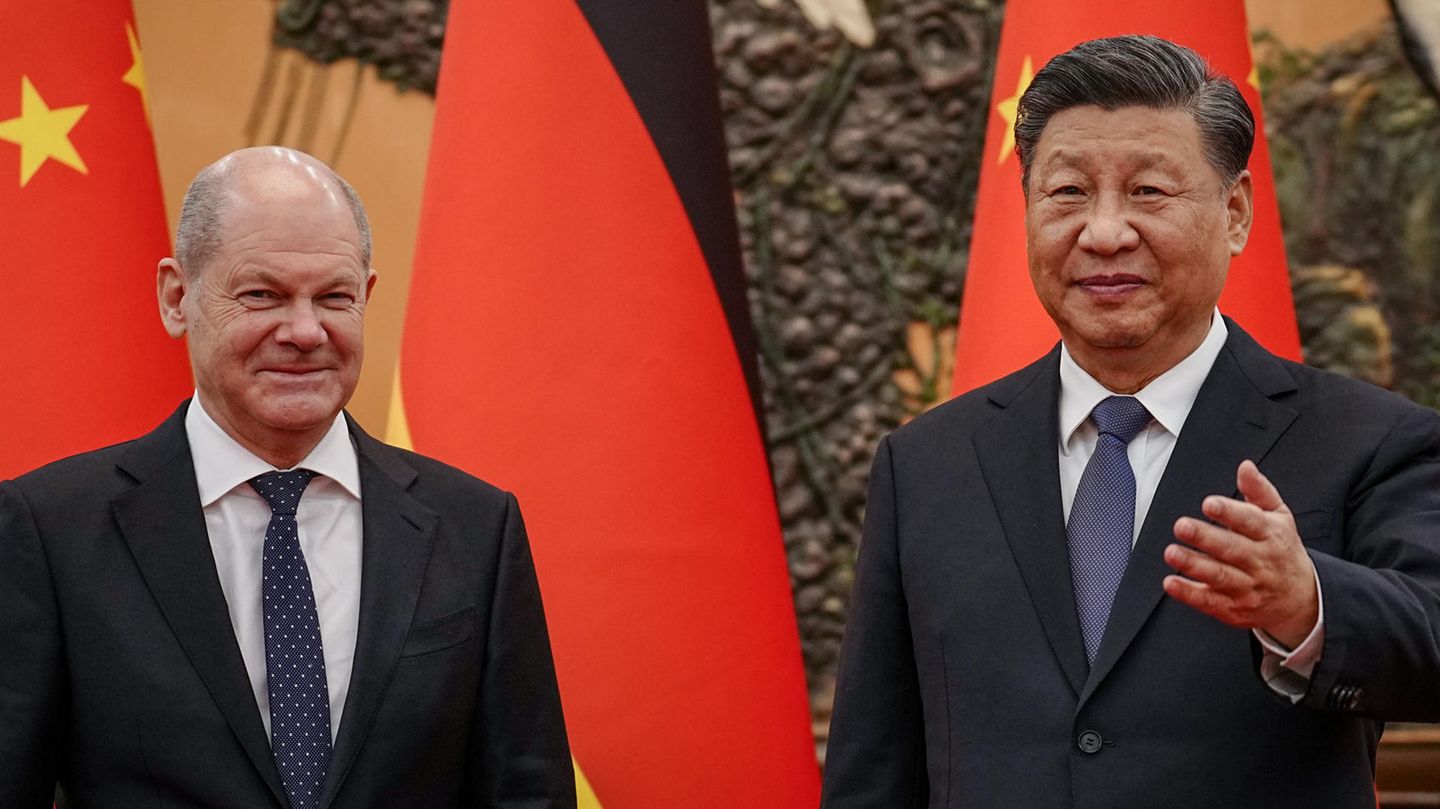 Xi Jinping (r), Präsident von China, empfängt Bundeskanzler Olaf Scholz (SPD) in der Osthalle der Großen Halle des Volkes