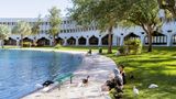 Sitz des IT- und Beratungsunternehmens IM in Boca, Florida. Das Herzstück des Quartiers in Boca, Florida, bildet ein sechseckiger Hof mit einem künstlich angelegten See in der Mitte. Eine geometrische Pfeilerkonstruktion ist das Kennzeichen des Y-förmigen Baus. Diese Form der Erdgeschoss-Gestaltung ist das Markenzeichen des verantwortlichen Architekten Marcel Breuer. Die Grünflächen rund um den Komplex sollen den Mitarbeitern Platz zur Erholung bieten. 