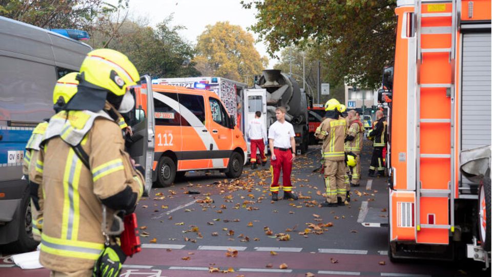 Einsatzfahrzeuge von Polizei und Feuerwehr stehen an der Bundesallee in Berlin-Wilmersdorf