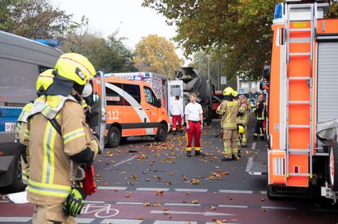 Einsatzfahrzeuge von Polizei und Feuerwehr stehen an der Bundesallee in Berlin-Wilmersdorf