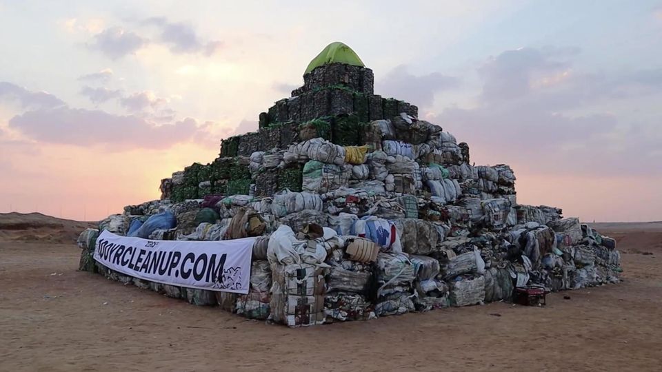 Aktivisten errichten riesige Pyramide aus Plastik in Ägypten