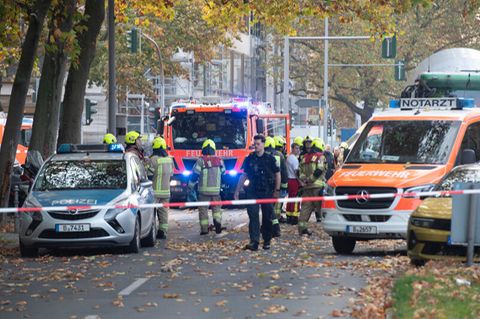 Polizei und Feuerwehr stehen an der Bundesallee in Berlin.