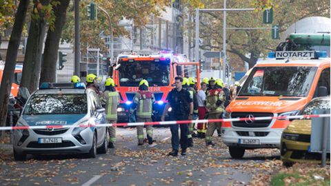 Polizei und Feuerwehr stehen an der Bundesallee in Berlin.
