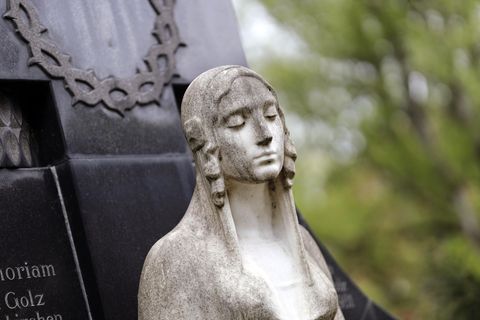 Engelsfigur vor Grabstein