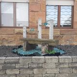 Blaue Glassteine und graue Schiefersteine