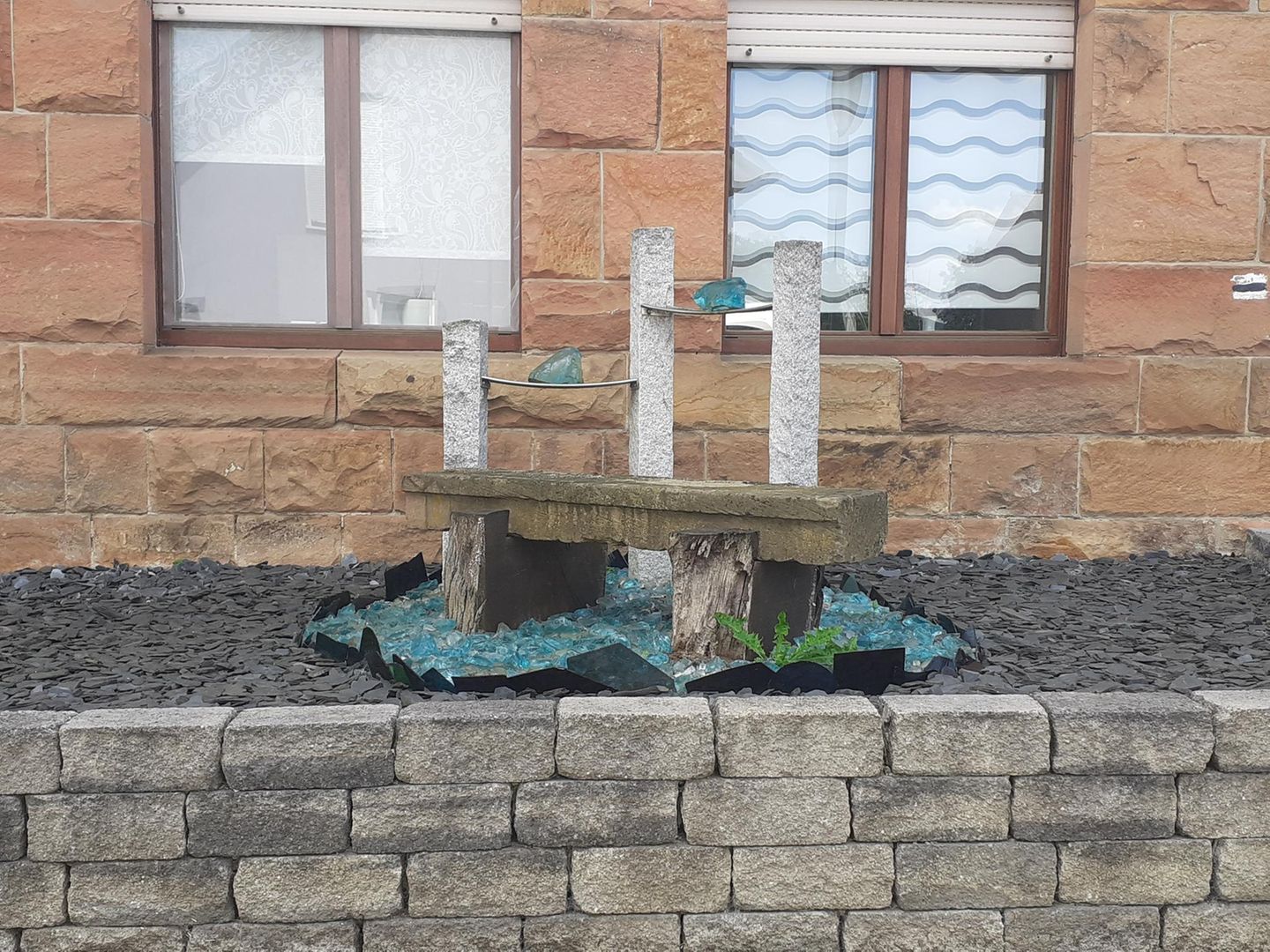 Blaue Glassteine und graue Schiefersteine