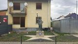 Modell der Freiheitsstatue auf einem beigefarbenen Kiesbett