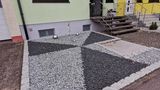 Hell- und dunkelgraue Schotterfläche