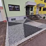 Hell- und dunkelgraue Schotterfläche