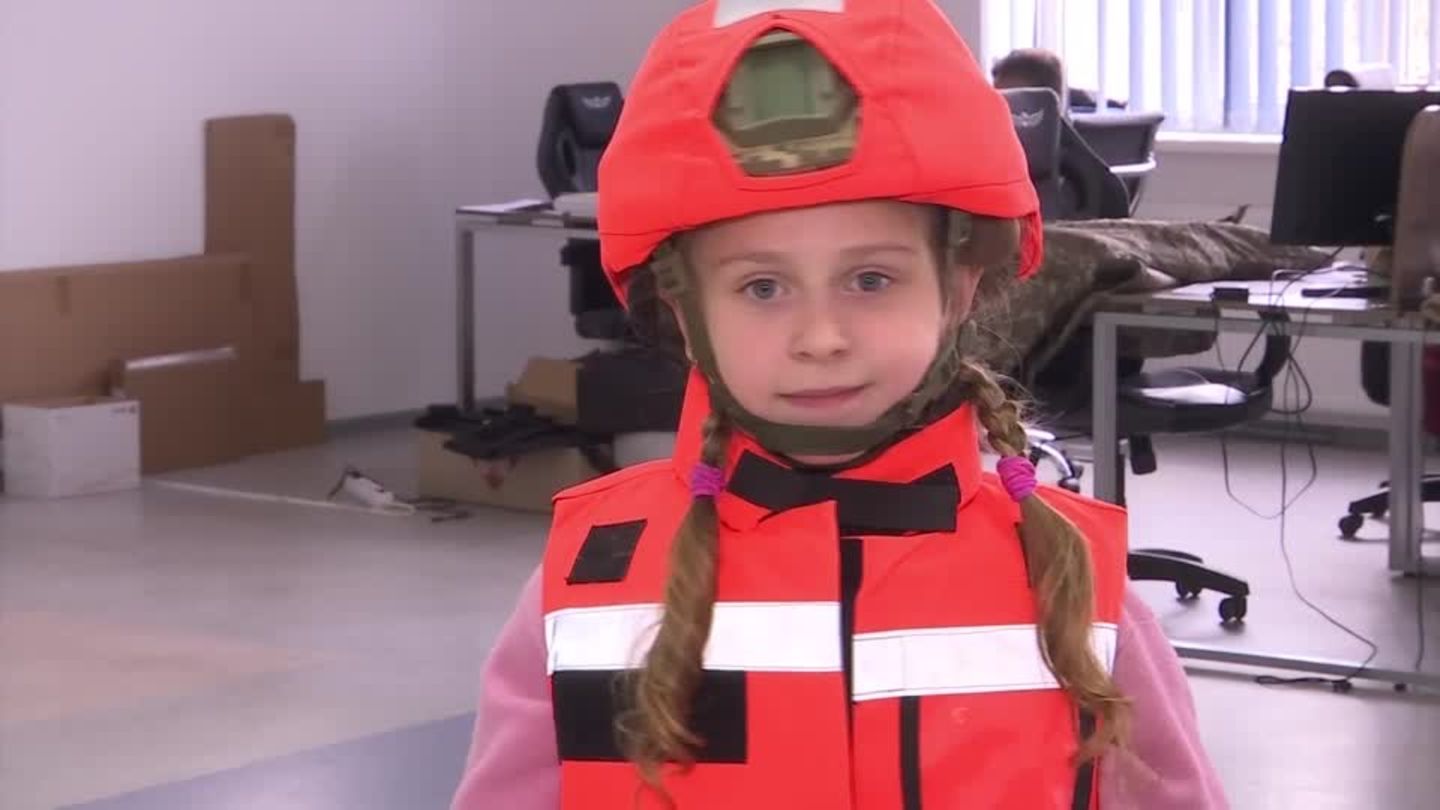 War in Ukraine: Organization provides children with flak jackets