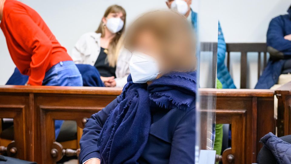 Eine Angeklagte mit verpixeltem Gesicht im Gerichtssaal