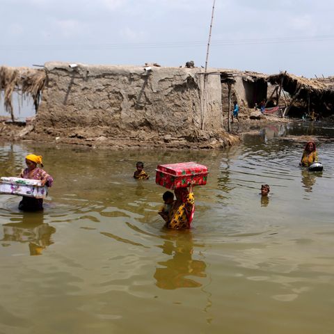 Hochwasser-Opfer in Pakistan bringen sich mit ihrem Hab und Gut in Sicherheit
