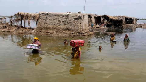 Hochwasser-Opfer in Pakistan bringen sich mit ihrem Hab und Gut in Sicherheit
