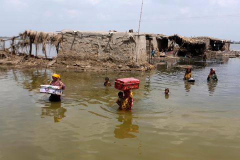 Hochwasser-Opfer in Pakistan bringen sich mit ihrem Hab und Gut in Sicherheit