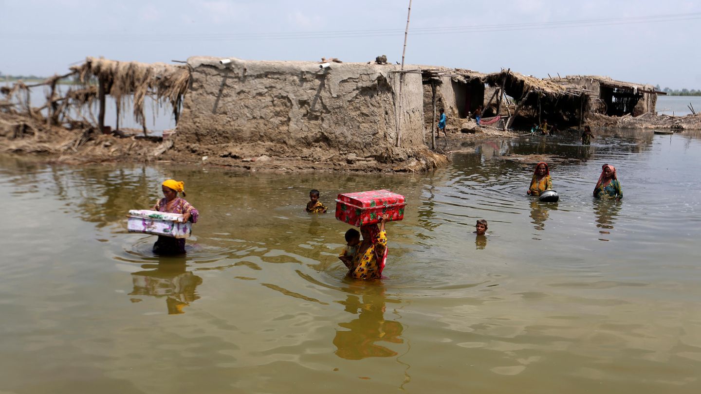 Hochwasser-Opfer in Pakistan bringen sich mit ihrem Hab und Gut in Sicherheit