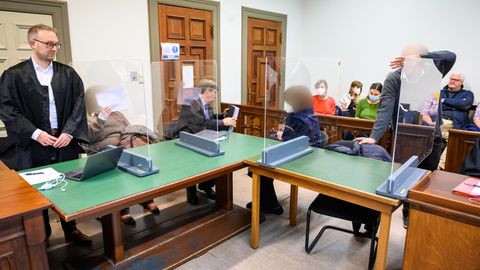 Drei Angeklagte verdeckten am Tag des Prozess-Auftakts ihre Gesichter