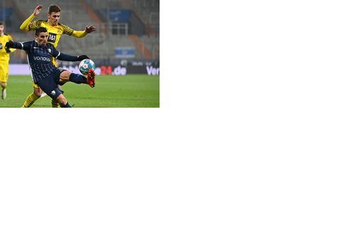 Bochums Danilo Soares (v.) ist vor BVB-Profi Thorgan Hazard am Ball