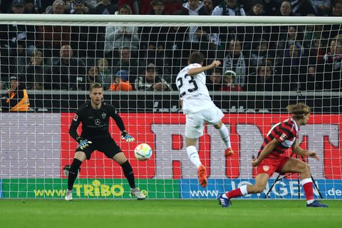 Jonas Hofmann trifft m Freitagabendspiel der Fußball-Bundesliga zwischen Borussia Mönchengladbach und VfB Stuttgart zum 1:0