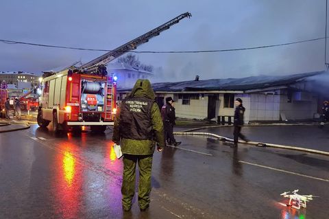 Die Feuerwehr an der Unglücksstelle im russischen Kostroma