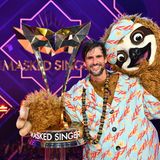 Tom Beck hält nach dem "The Masked Singer"-Finale seinen Pokal in die Höhe