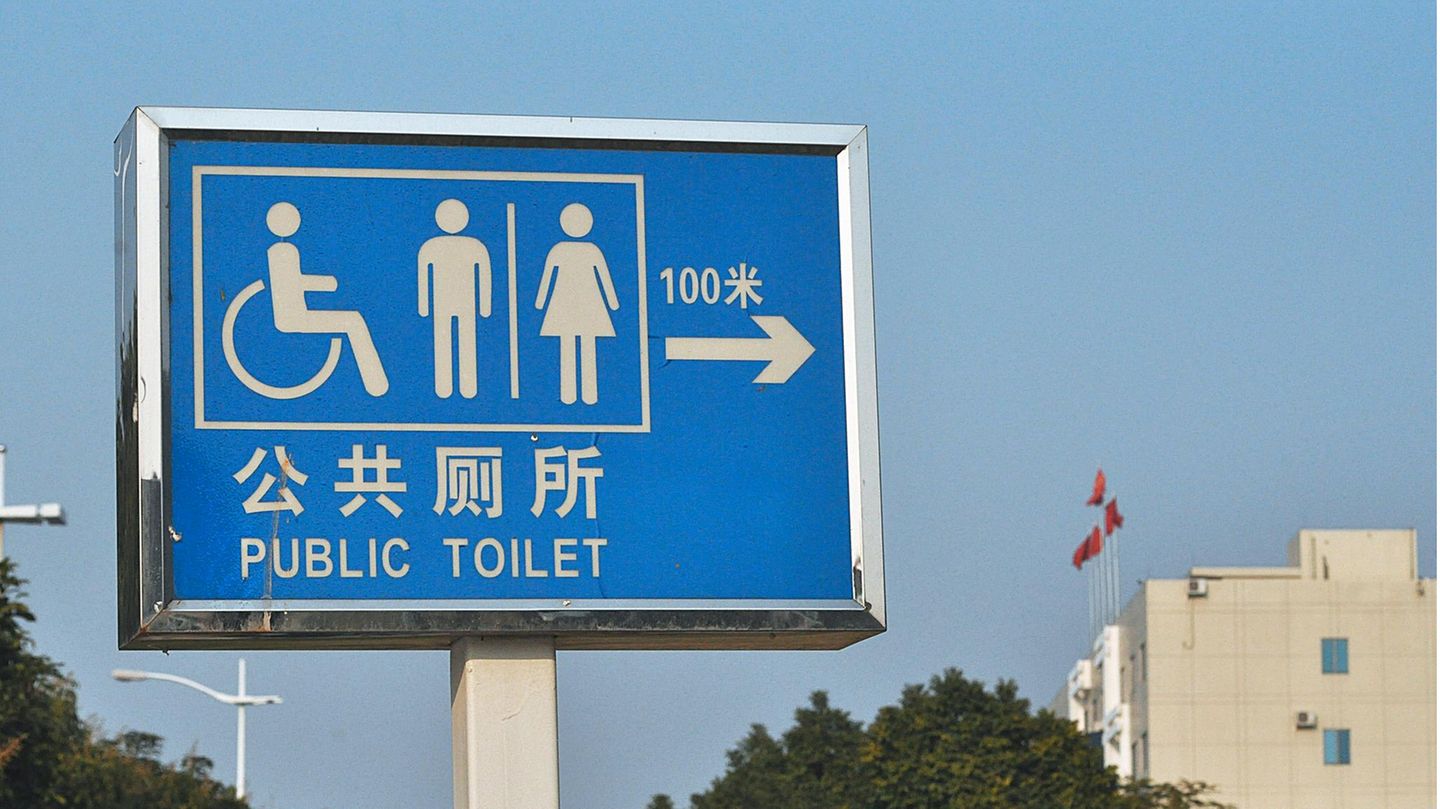 Ein Schild weist auf eine öffentliche Toilette in Dongguan, China hin